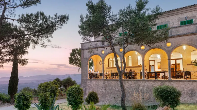Romantic Rural Getaway with Jacuzzi & Dinner