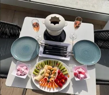 Chocolate fondue with cava