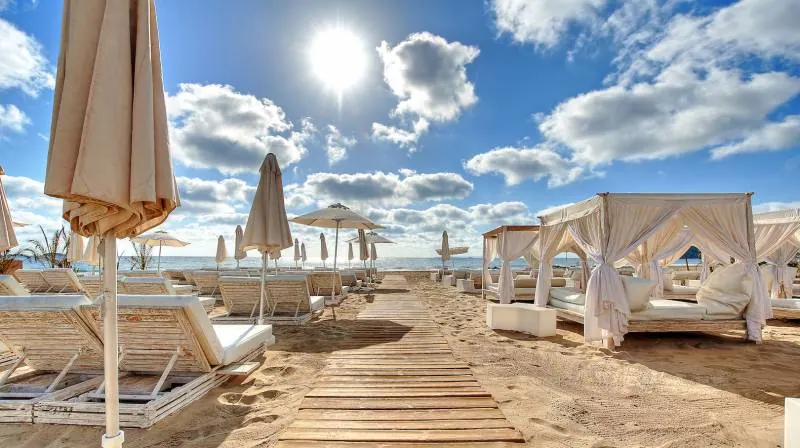 Full-day pass with credit to use on food and drinks in Ibiza