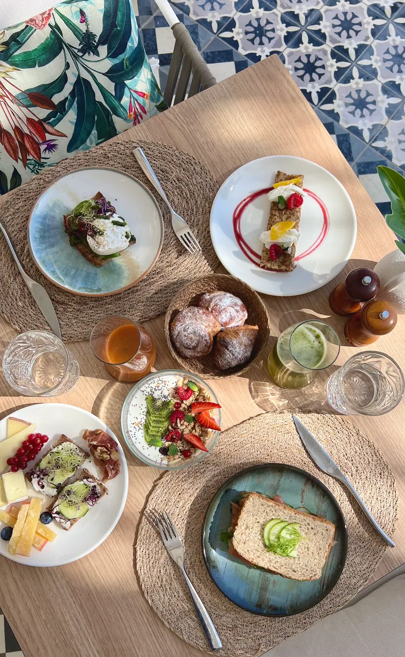 Breakfast next to the sea in Portals