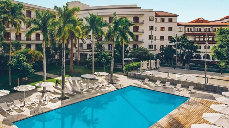 Day pass with pool & lunch
