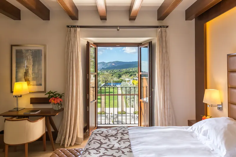 Chambre élégante dans un hôtel de luxe avec vue sur la montagne.