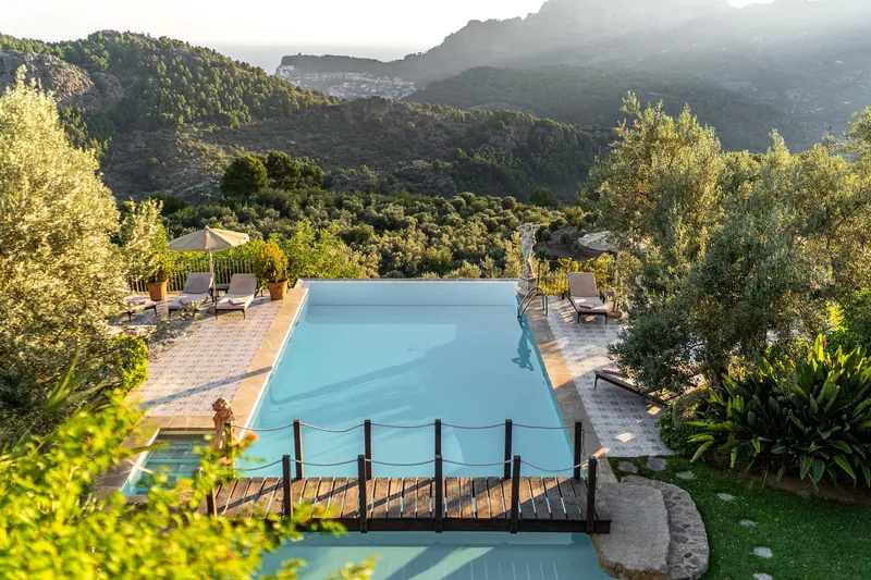 Hotels without a date