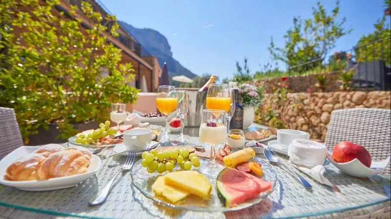 Breakfast, Relaxing Massage & Pool