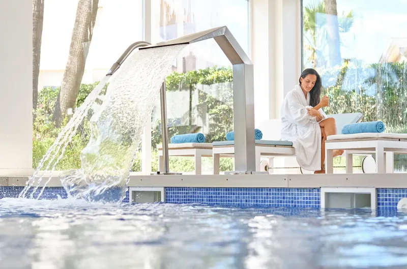 Spa access with a sauna, jacuzzi, thermal pool, and relaxation area. 