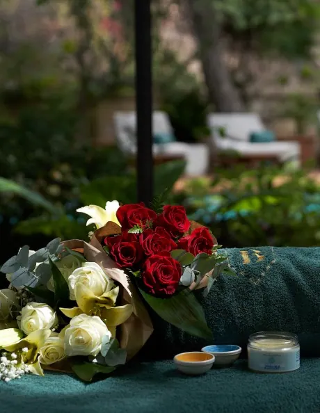 Relaxation day with a bouquet of flowers in Mallorca