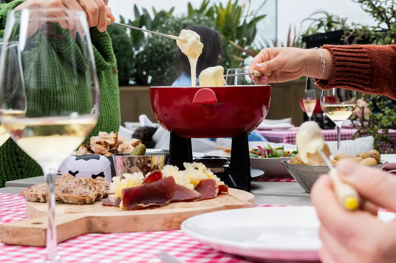 Délicieux brunch de fondue au fromage avec une vue magnifique.