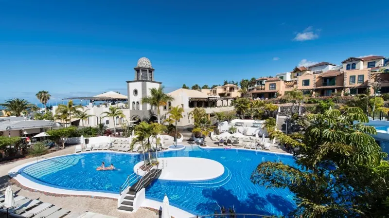 Day pass with sun lounger & breakfast