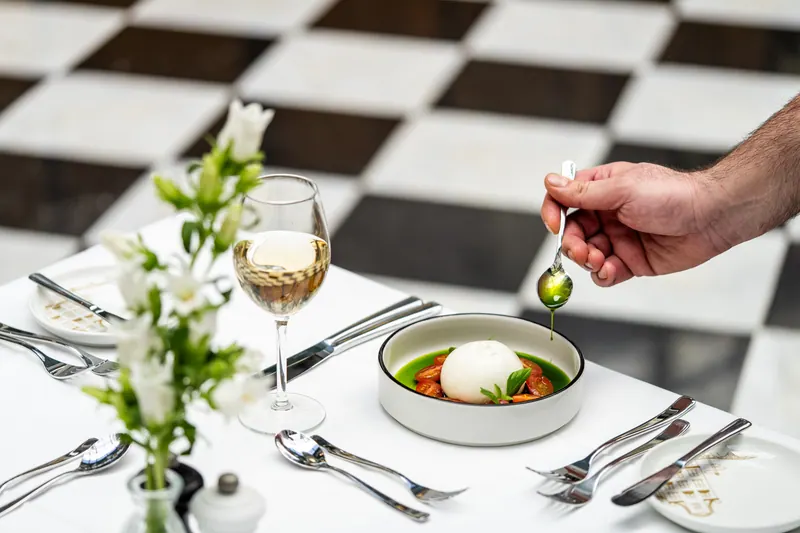 Dîner gastronomique exclusif dans un hôtel cinq étoiles.