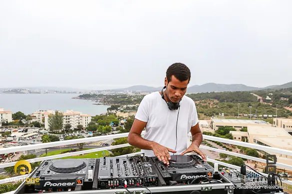 DJ & cocktails sur le rooftop au coucher du soleil