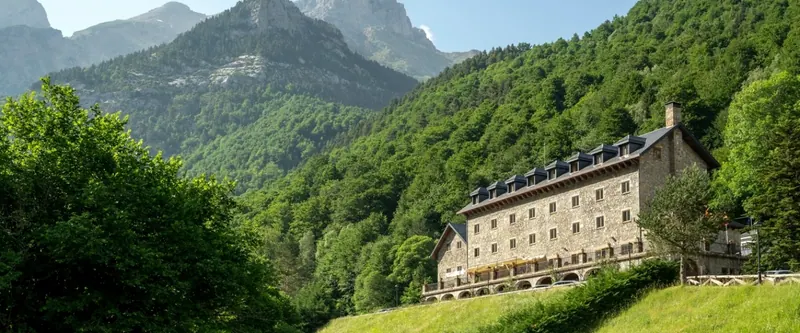 Who are the owners of Paradores de España?