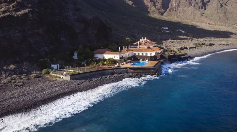 How many national Paradores are there in Spain?