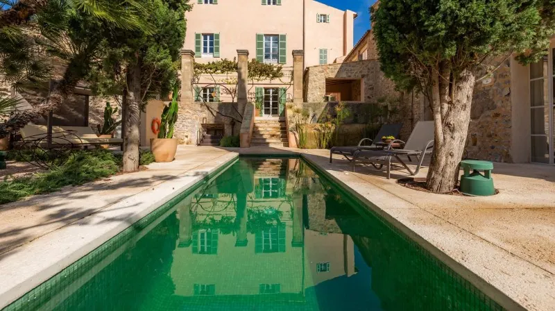 Getaway in an 18th-Century Manor House