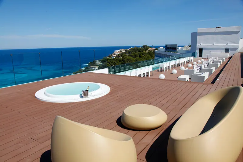 Piscine sur le rooftop de l’hôtel Alua Soul Carolina