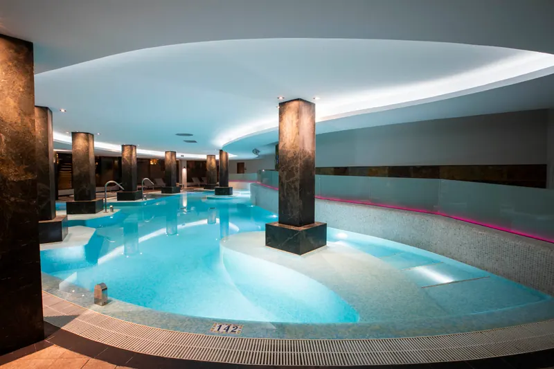 Piscine intérieure du GPRO Valparaiso Palace